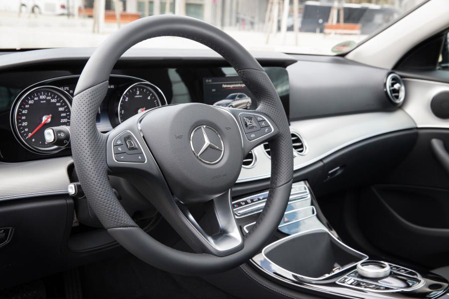 Панель приборов Mercedes-Benz E200 d Taxi 2016 года  (фото 6 из 6)